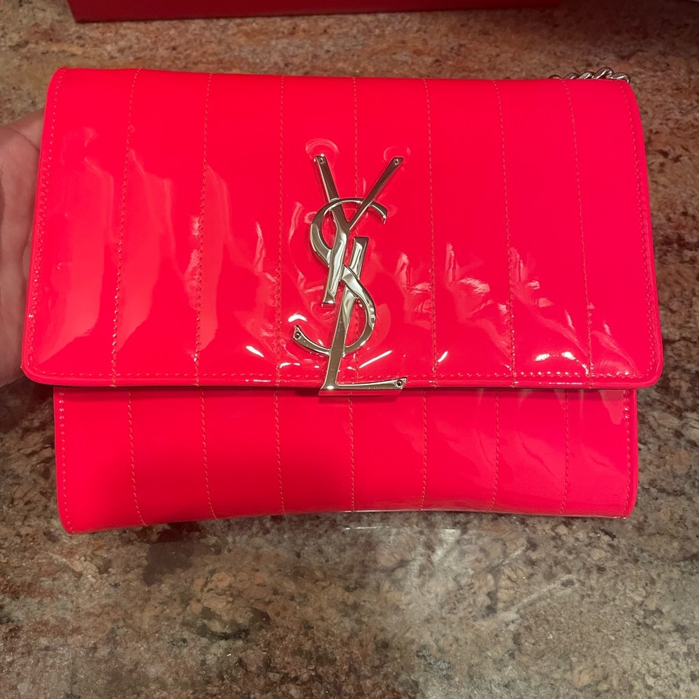 ❤️TRADED❤️YSL Saint Laurent HOT PINK patent LIKE NEW silver logo Vicky crossbody - Picture 1 of 15